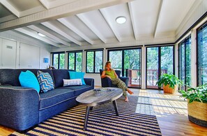 Smart TV - Arbour Lakeview Cottage (Suffolk Park)