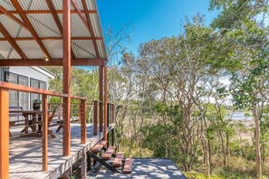 Outdoor dining - Arbour Lakeview Cottage (Suffolk Park)