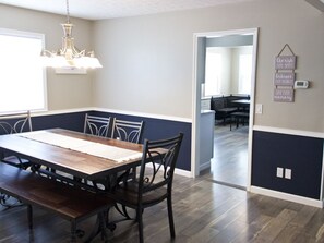 Rumah (Landing House-Walking 2 blocks to Dow) | Dapur pribadi | Lemari es dan peralatan masak/sendok-piring