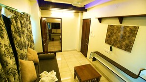 Executive Room | Hypo-allergenic bedding available, rollaway beds (surcharge), bed sheets - Vasantharaja Inn (Puducherry)