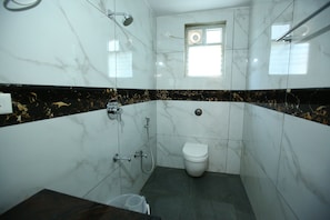 Shower, rainfall showerhead, free toiletries, soap - Vasantharaja Inn (Puducherry)