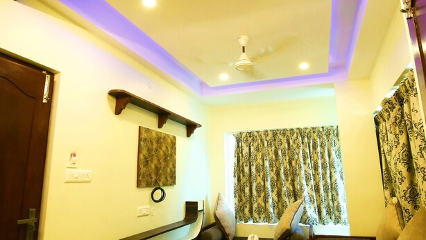 Executive Room | Hypo-allergenic bedding available, rollaway beds (surcharge), bed sheets - Vasantharaja Inn (Puducherry)