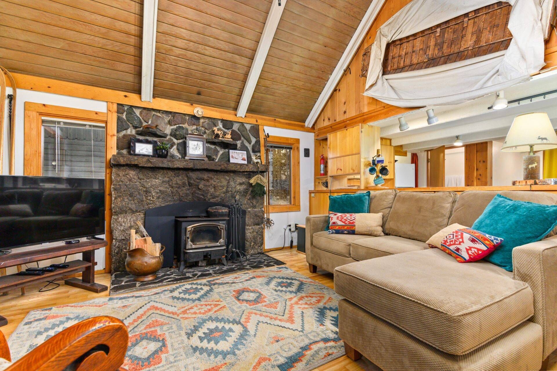 Tranquil and Cozy Rustic Mountain Retreat, Huge Deck, Hot Tub, BBQ, Close to Skiing and Restaurants