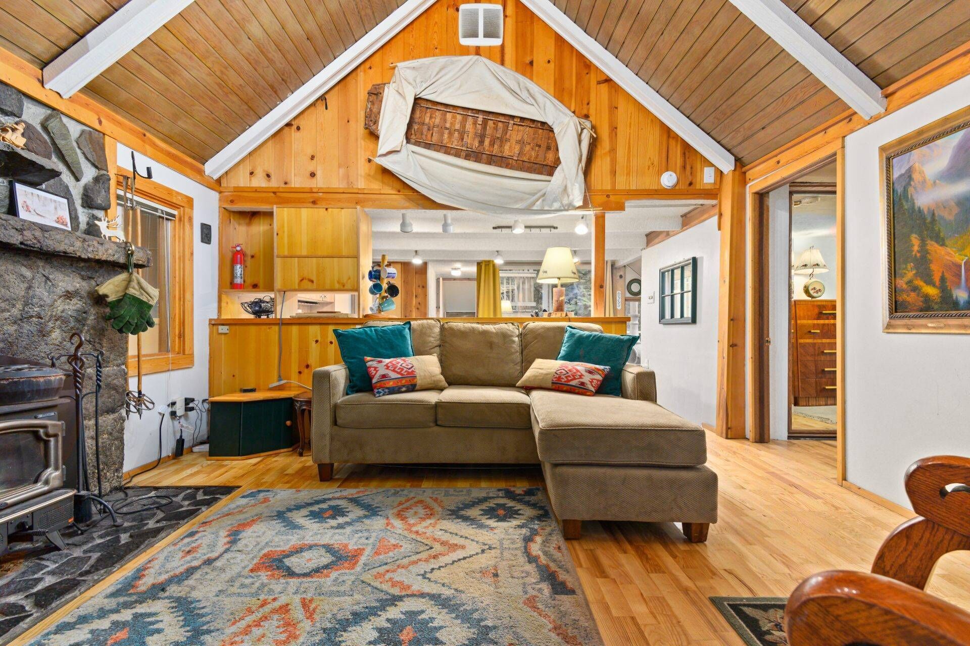 Tranquil and Cozy Rustic Mountain Retreat, Huge Deck, Hot Tub, BBQ, Close to Skiing and Restaurants