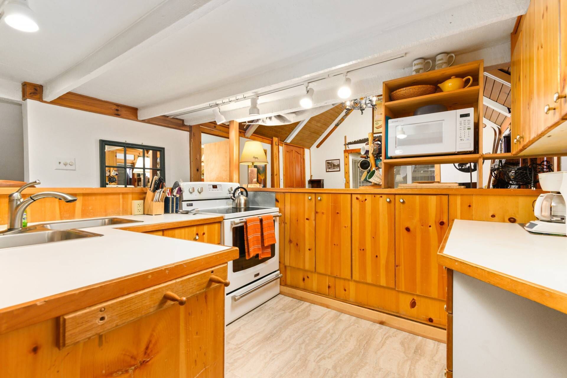 Tranquil and Cozy Rustic Mountain Retreat, Huge Deck, Hot Tub, BBQ, Close to Skiing and Restaurants