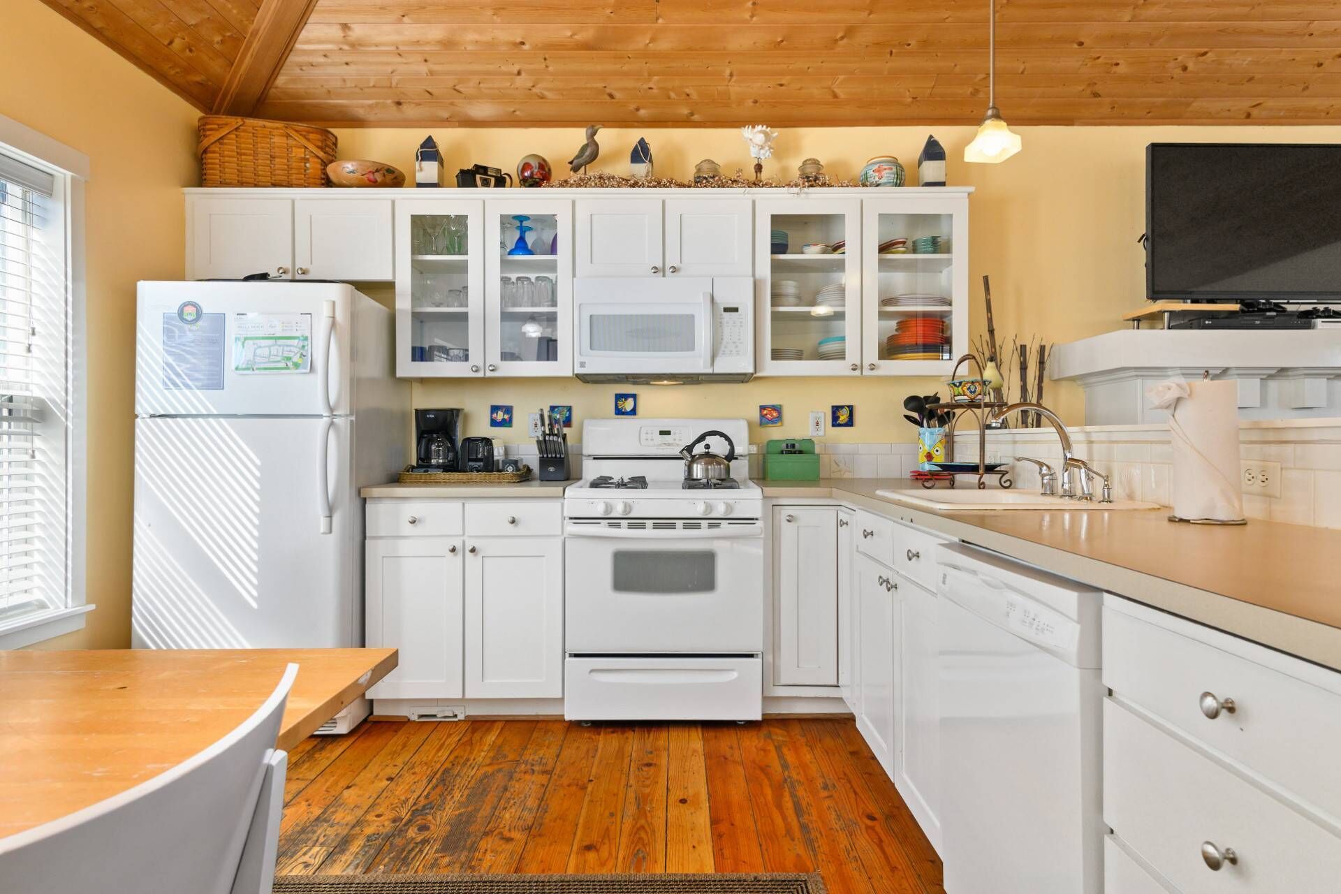 Wonderful Coastal Retreat, Hot-tub, Open Layout, Steps Away From Beach, Fireplace, BBQ, Ocean Views