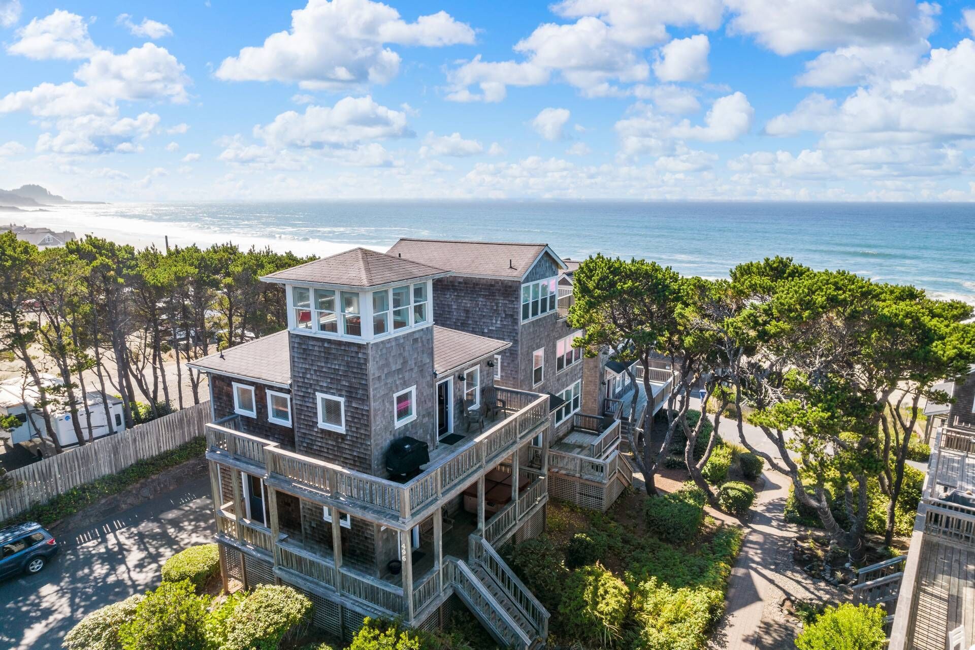 Wonderful Coastal Retreat, Hot-tub, Open Layout, Steps Away From Beach, Fireplace, BBQ, Ocean Views