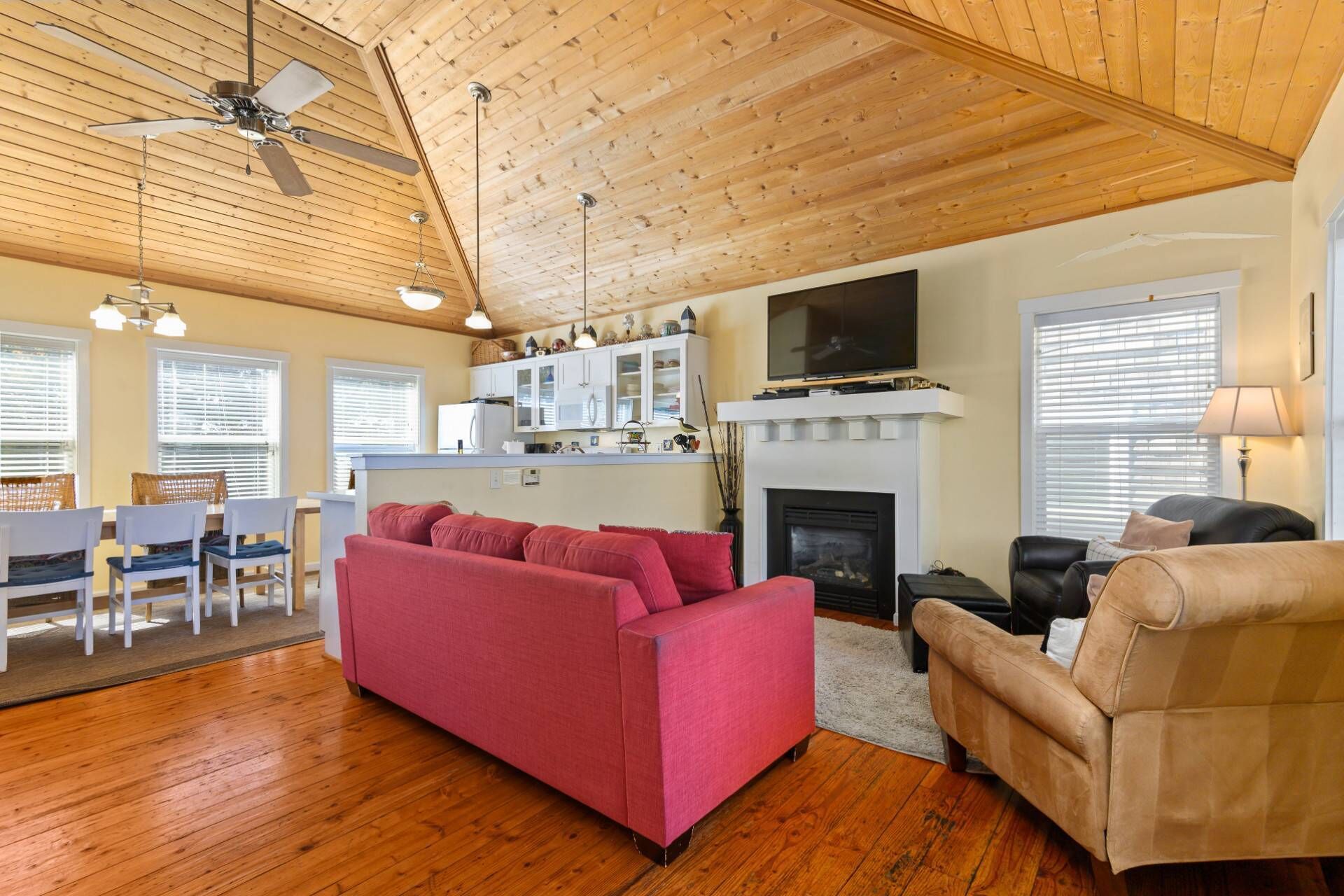 Wonderful Coastal Retreat, Hot-tub, Open Layout, Steps Away From Beach, Fireplace, BBQ, Ocean Views