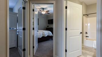 Condo (The SPLENDOR @ StoneBridge D - ONSITE) | 3 bedrooms, free WiFi