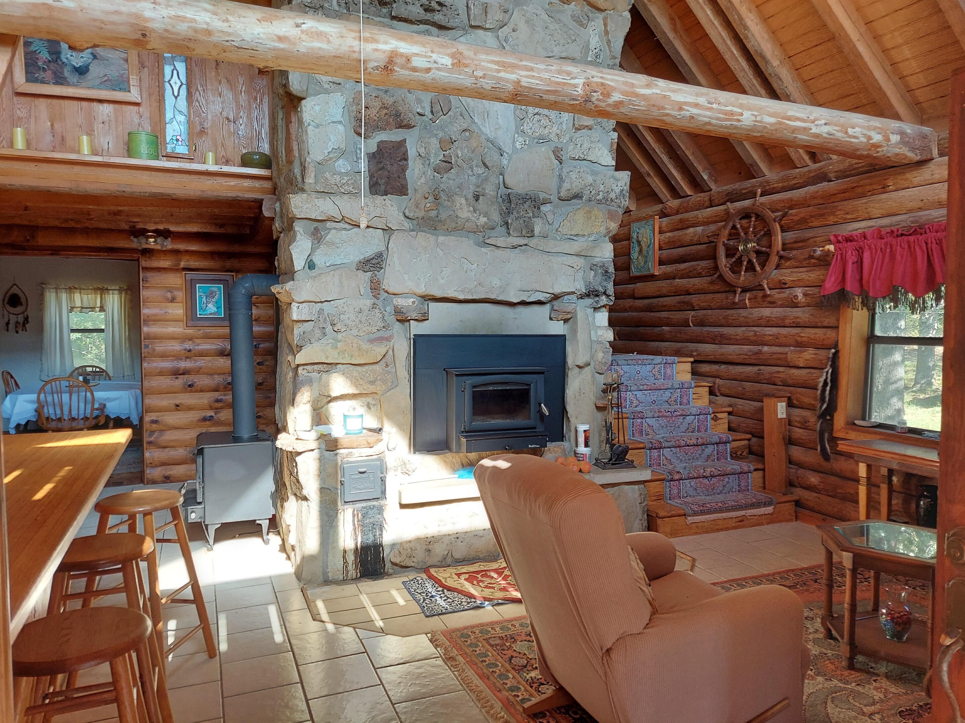 Cabin (Hunters Hike - Secluded - 160 acre HU) | Phòng khách