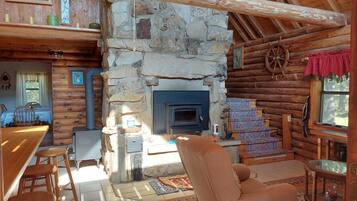 Cabin (Hunters Hike - Secluded - 160 acre HU) | Phòng khách