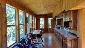 Cabin (Hunters Hike - Secluded - 160 acre HU) | 2 bedrooms