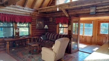 Cabin (Hunters Hike - Secluded - 160 acre HU) | Phòng khách