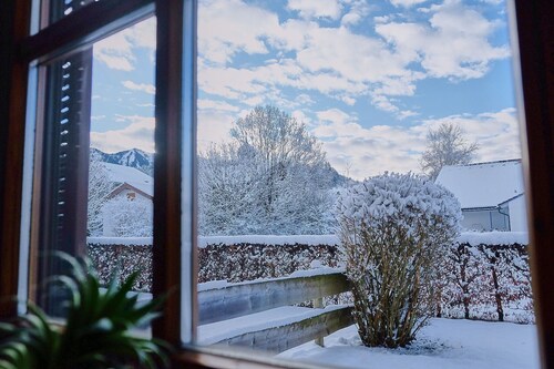 Familienfreundliche Ferienwohnung mit großem Garten und Bergblick
