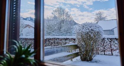 Familienfreundliche Ferienwohnung mit großem Garten und Bergblick