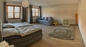 2 dormitorios, tabla de planchar con plancha, cuna de viaje