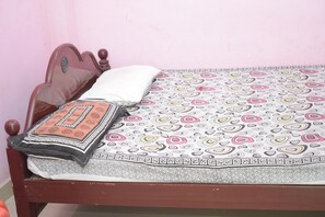 Seprai premium dan dilengkapi dengan perabotan berbeda-beda
