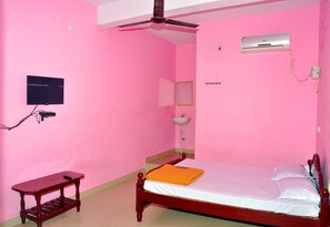 Kamar Standar | Seprai premium dan dilengkapi dengan perabotan berbeda-beda