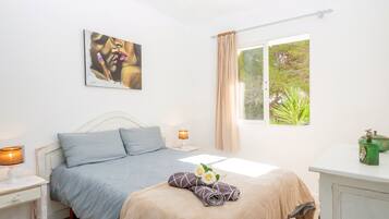 2 slaapkamers, een bureau, een strijkplank/strijkijzer, gratis wifi