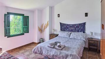 5 bedrooms, iron/ironing board, free WiFi, bed sheets