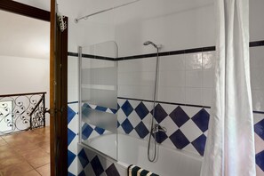 Baignoire, sèche-cheveux, serviettes fournies