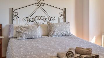 5 bedrooms, iron/ironing board, free WiFi, bed sheets