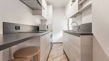 Frigorífico, microondas, horno y placa de cocina