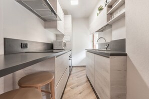 Fridge, microwave, oven, stovetop - Apartment "Glolo 2" in the South of the Beautiful Lago di Molveno (San Lorenzo Dorsino)