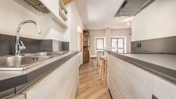 Frigorífico, microondas, horno y placa de cocina