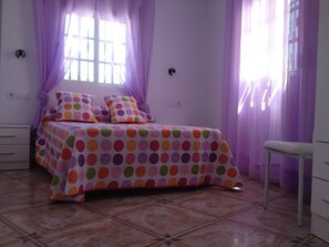 1 slaapkamer, een strijkplank/strijkijzer, gratis wifi, beddengoed