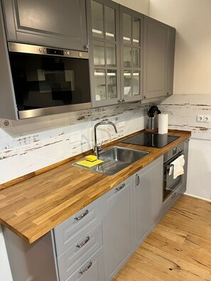 Réfrigérateur, micro-ondes, four, plaque de cuisson