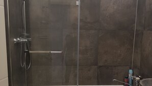 وحدات دش مع أحواض استحمام، مجففات شعر، مناشف، صابون