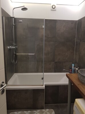 Ensemble douche/baignoire, sèche-cheveux, serviettes fournies, savon