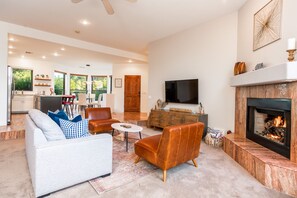 Smart TV, fireplace, Netflix, Hulu