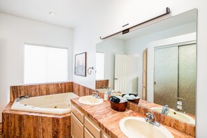 Combined shower/bathtub, jetted bath, hair dryer, towels