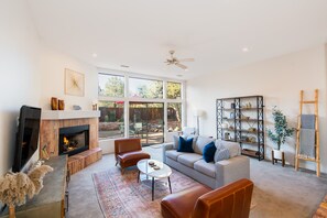 Smart TV, fireplace, Netflix, Hulu