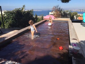 Utendørsbasseng og et oppvarmet basseng