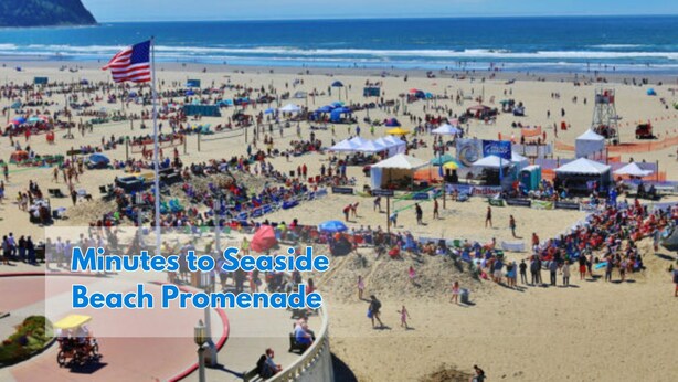 Una playa concurrida con tiendas de campaña y gente.