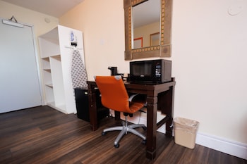 1 bedroom, desk, soundproofing, iron/ironing board at Garnet Inn & Suites, Orlando