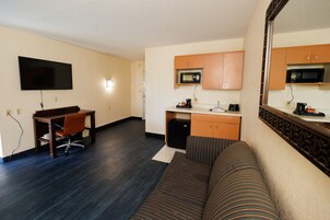 Deluxe King Suite - Disability Access | Living room | Flat-screen TV