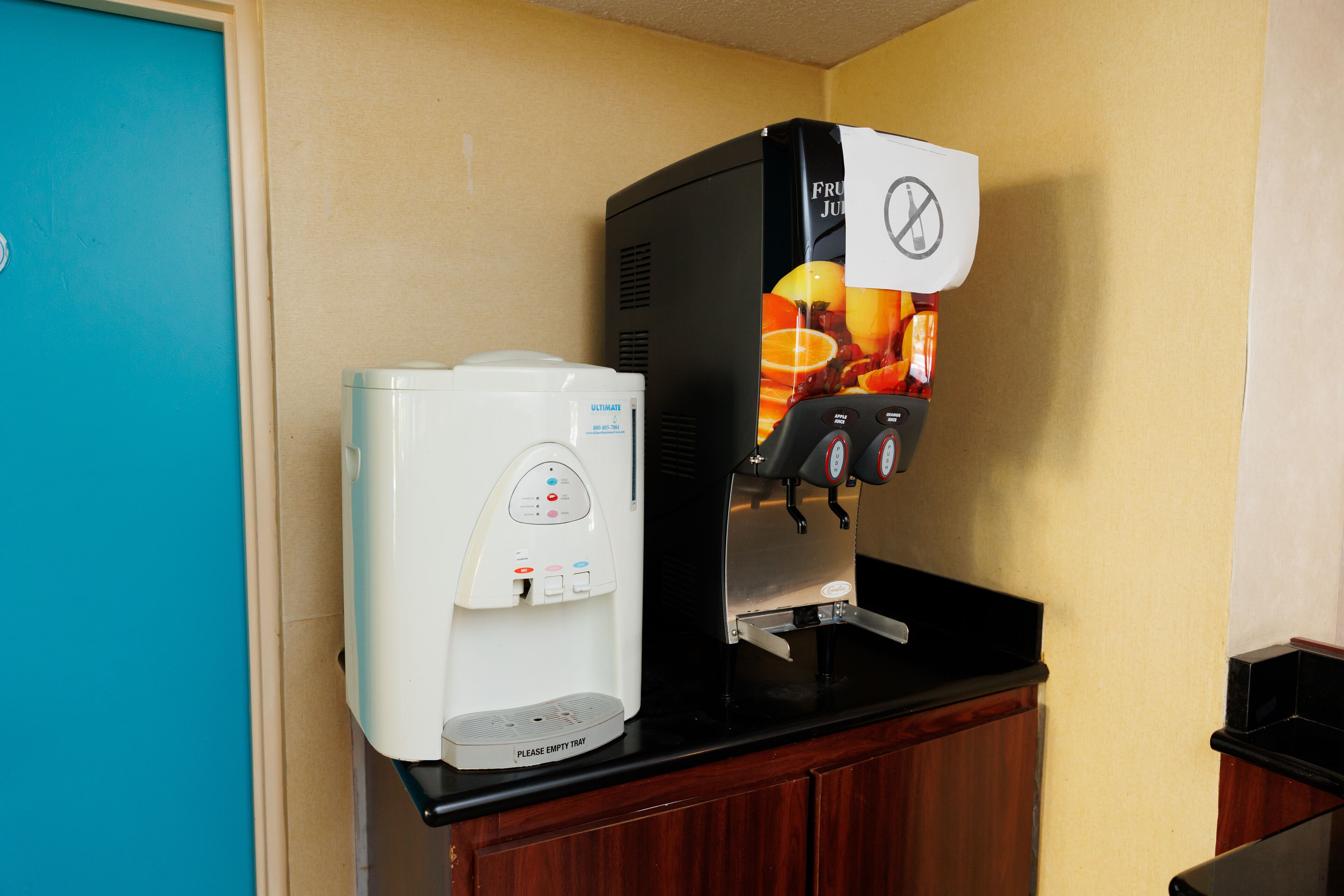 Una máquina de café y un dispensador de agua sobre una encimera.