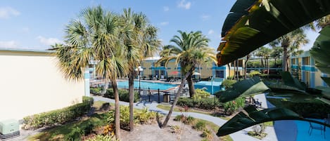 Piscine extérieure, parasols de plage, chaises longues