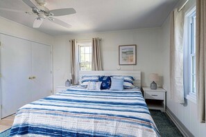 3 bedrooms, WiFi, bed sheets - Walk To Beaches, Main Street, and Harbor. 3BR Cottage. Quiet Area. Captain Gosnold Village 15 (Hyannis)