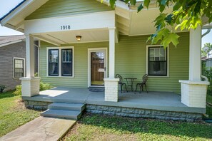 Exterior - East Nashville Hang: 3 BR, 1 Bath Hangout, Walkable to Restaurants, Coffee Shops (Nashville)