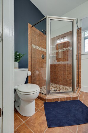 Shower, hair dryer, towels, soap - East Nashville Hang: 3 BR, 1 Bath Hangout, Walkable to Restaurants, Coffee Shops (Nashville)