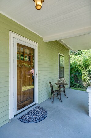 Outdoor dining - East Nashville Hang: 3 BR, 1 Bath Hangout, Walkable to Restaurants, Coffee Shops (Nashville)