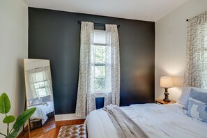3 bedrooms, iron/ironing board, free WiFi, bed sheets - East Nashville Hang: 3 BR, 1 Bath Hangout, Walkable to Restaurants, Coffee Shops (Nashville)