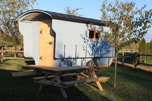 Unclassified image, 4 of 19, button - Schäferwagen 2 - Schäferwagen im Leipziger Neuseenland (Borna)