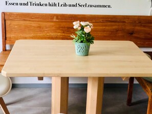 Un banco de madera con una mesa clara al frente.