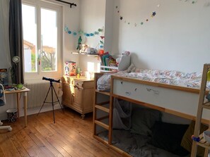 3 chambres, fer et planche à repasser, Wi-Fi, draps fournis
